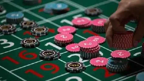 Kartu fitur Ludo Cepat bertema cyan ungu